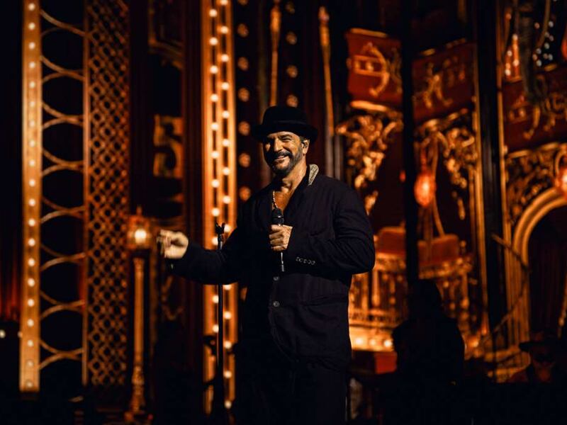 “Estos son los chapines que necesitamos”: Arjona celebra la visita de Léster Martínez en su concierto en Guatemala