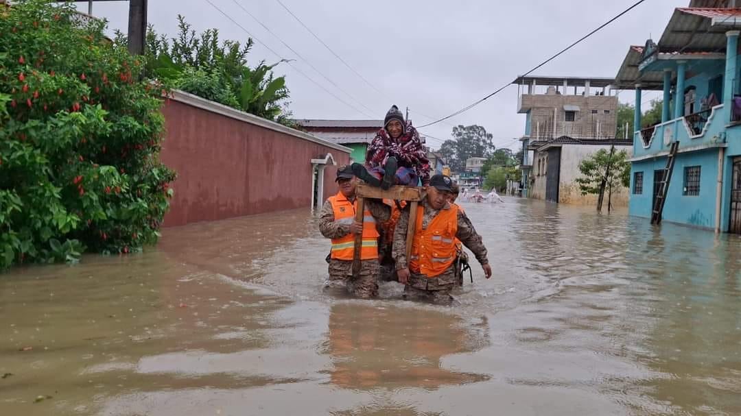 Elementos del Ejército trabajan en el lugar.