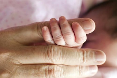 Agentes de la PNC resguardan a una recién nacida abandonada afuera de una agencia bancaria en Sololá