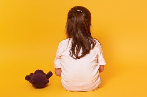 VIDEO. Localizan sana y salva a niña extraviada en playa de Punta de Palma, Izabal