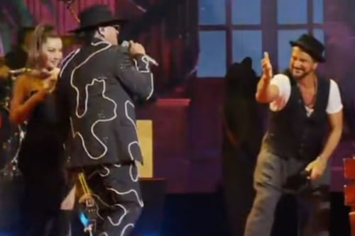 “No me esperan aquí”: Elvis Crespo previo a subir al escenario en concierto de Arjona