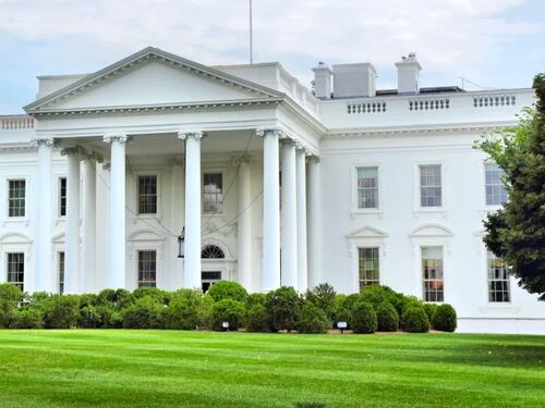 Casa Blanca usa caricaturas para criminalizar migrantes deportados en EE. UU.