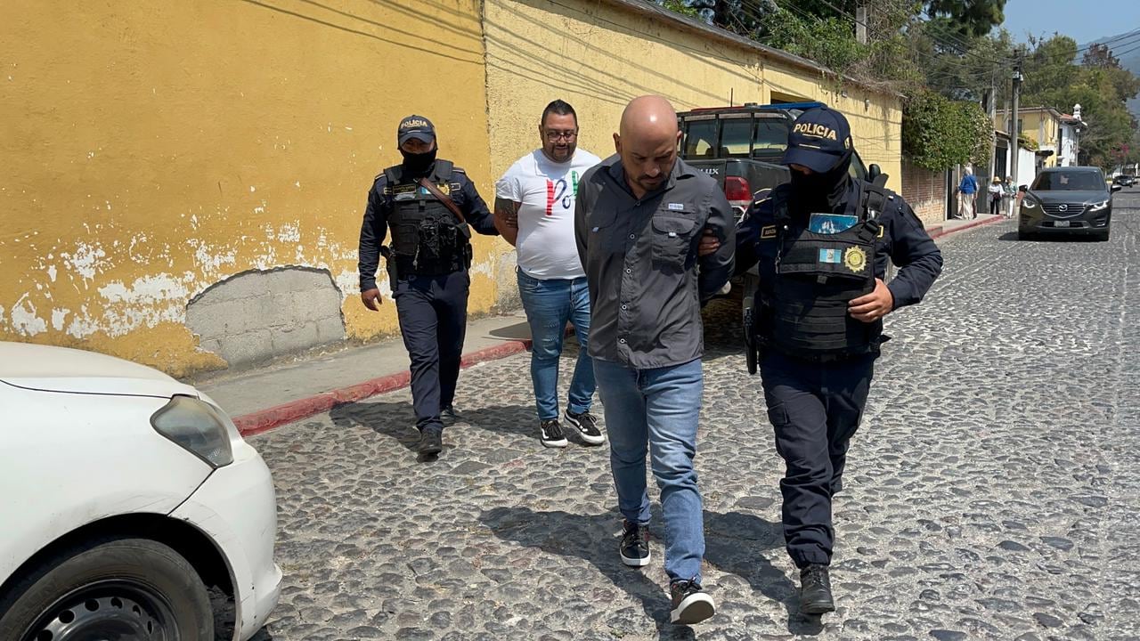 Capturan a dos personas por estafa. Foto: PNC