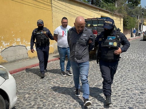 Capturan a dos hombres por intentar gestionar prestamos con DPI ajenos