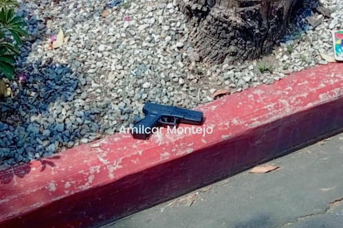 Asaltantes dejan tirada un arma tras huida en zona 10