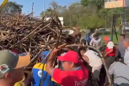 Tragedia en la ruta al suroccidente: Carga de caña cae sobre peatones y vehículos