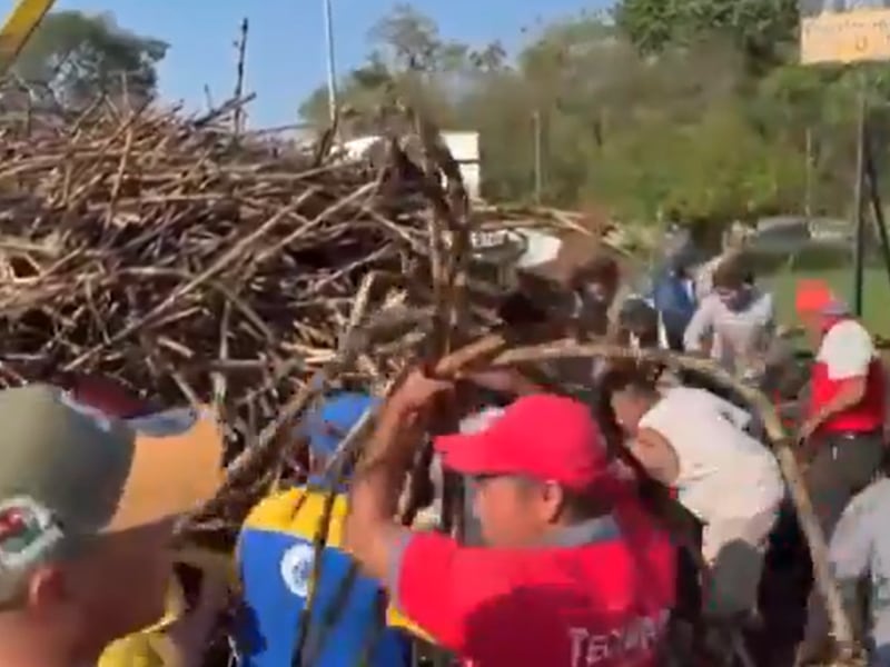Tragedia en la ruta al suroccidente: Carga de caña cae sobre peatones y vehículos