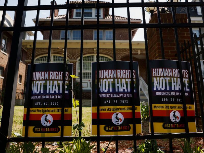 Uganda promulga controvertida ley contra la homosexualidad