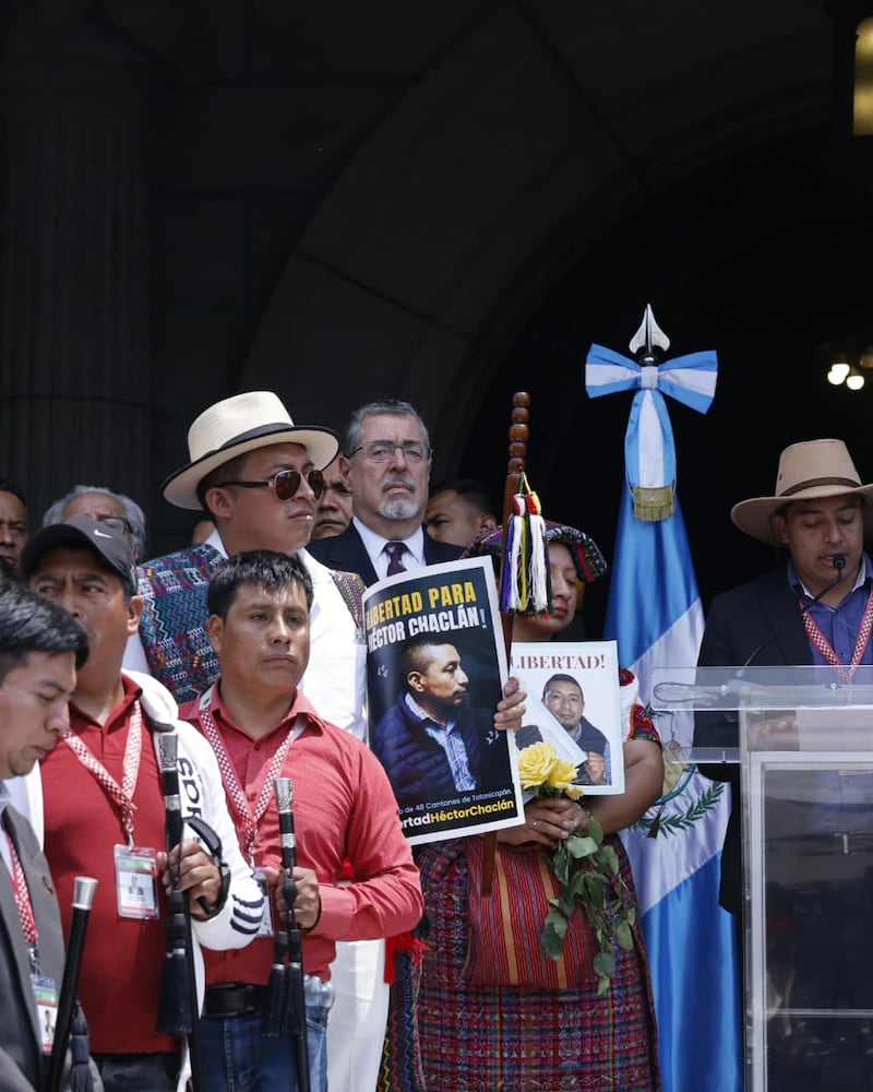 El presidente Bernardo Arévalo acompañado de autoridades indígenas en el Palacio.