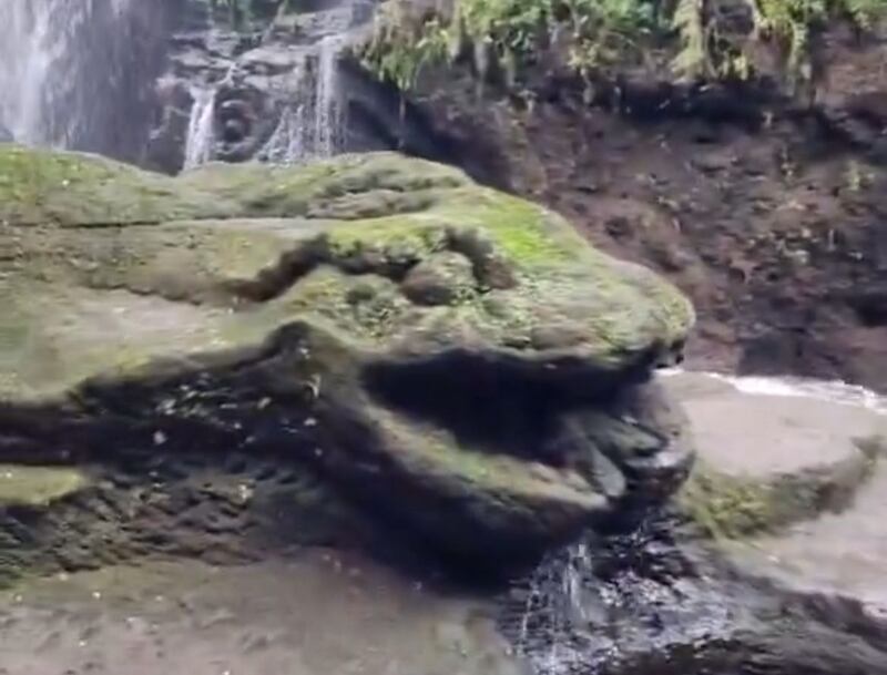 Las rocas misteriosas que asombran en una cascada de Indonesia