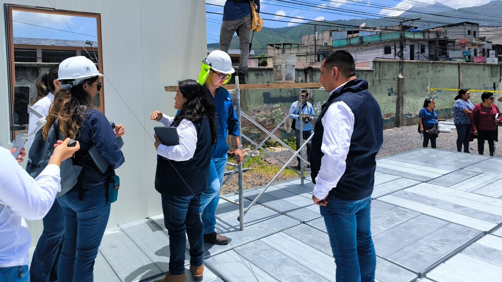 Módulos prefabricados, par restablecer la atención de manera temporal, son instalados en el Hospital de Amatitlán. Foto: UCEE.