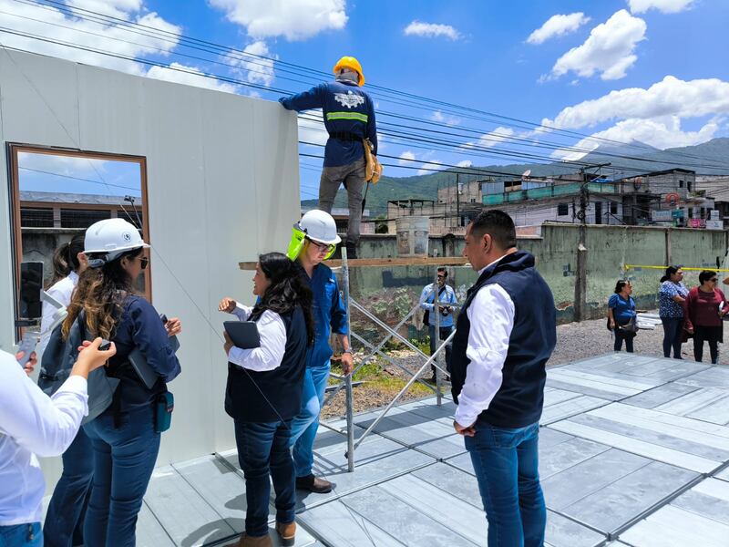 Instalan módulos temporales para restablecer la atención en distintas áreas del Hospital de Amatitlán