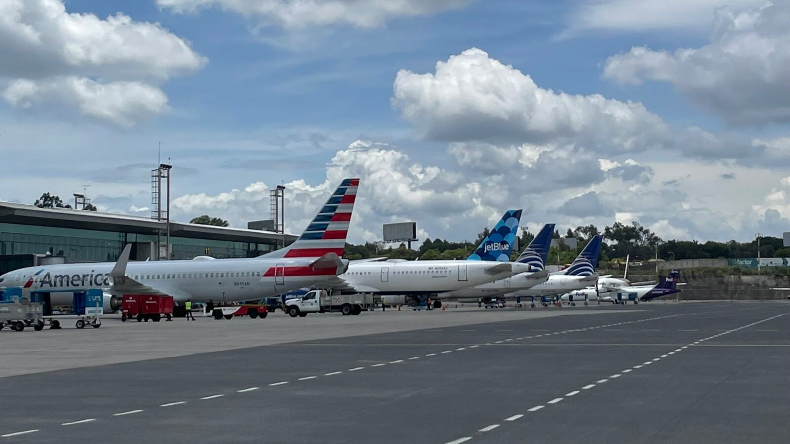 Los concursos estarían destinados a trabajos de recuperación del Aeropuerto La Aurora