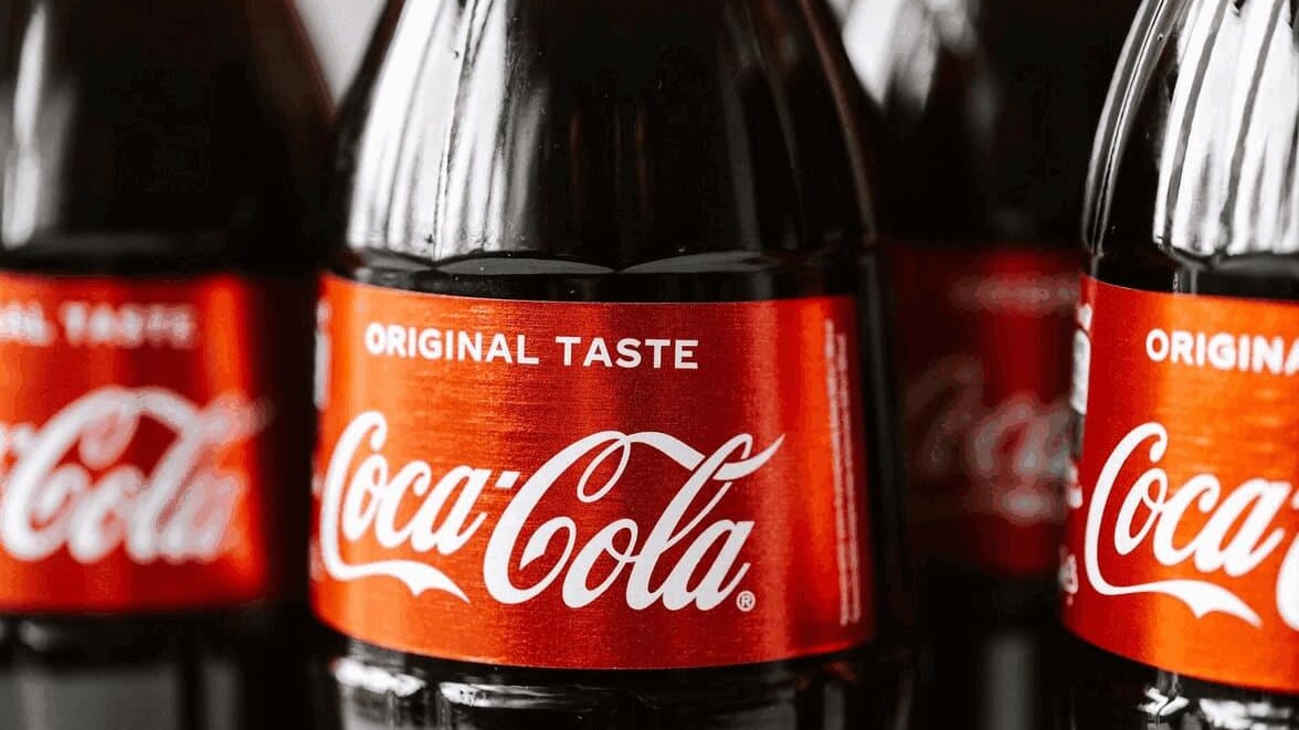 ¿Era inteligencia artificial? Coca-Cola niega haber reportado a sus empleados inmigrantes