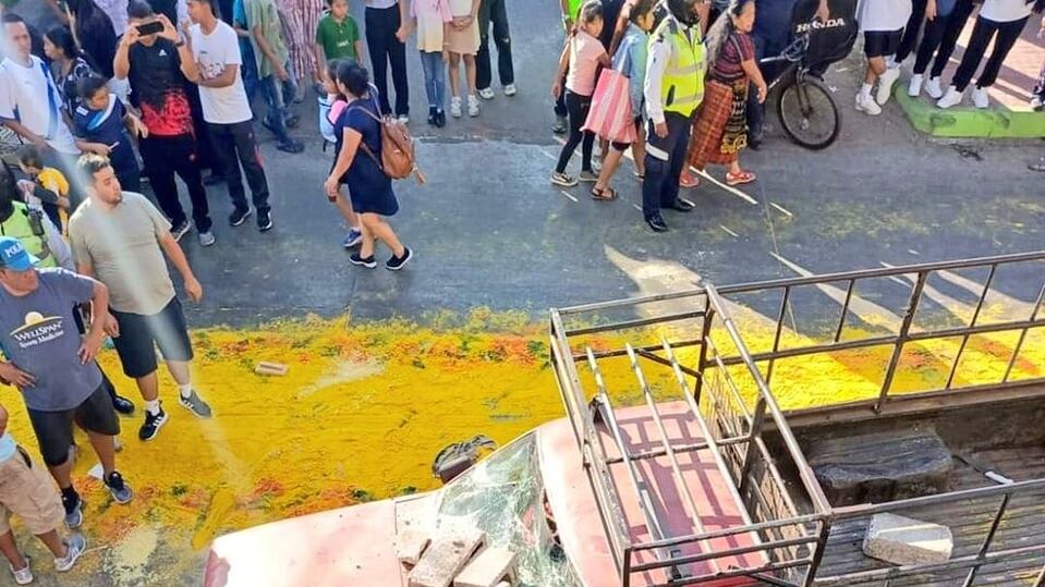 Conductor atropella a jóvenes que realizaban una alfombra Mixco