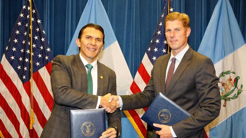 Guatemala y EE. UU. suscriben acuerdo sobre visas para trabajadores agrícolas temporales