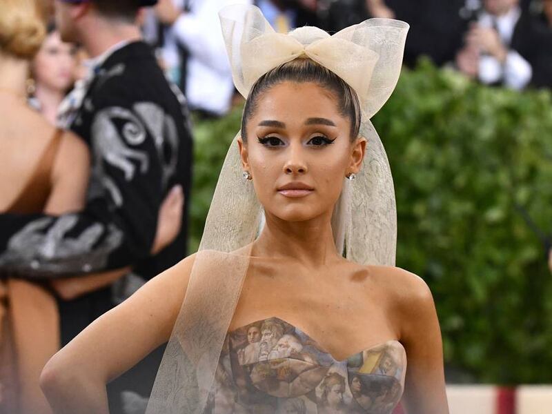 Ariana Grande saluda a sus fans en aniversario de Manchester