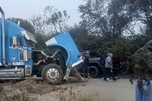 Así quedo un camión de transporte pesado tras accidentarse en la ruta Interamericana la madrugada de este sábado