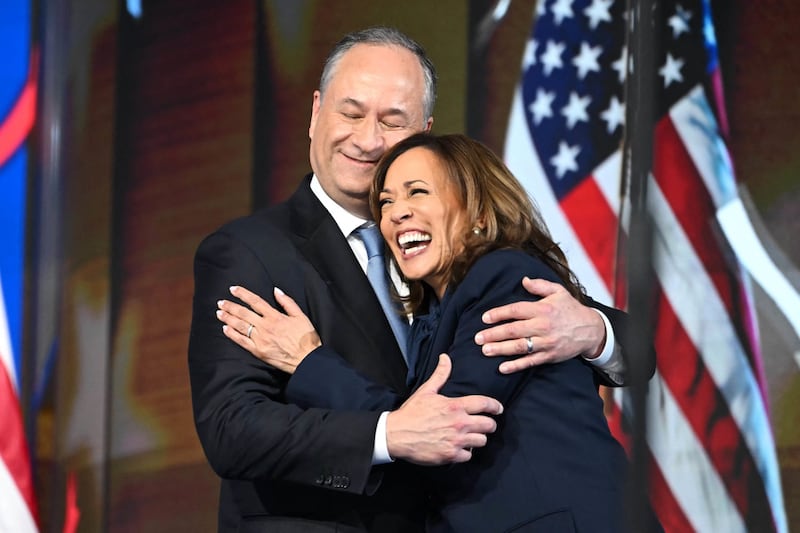 Donald Trump despide al esposo de Kamala Harris