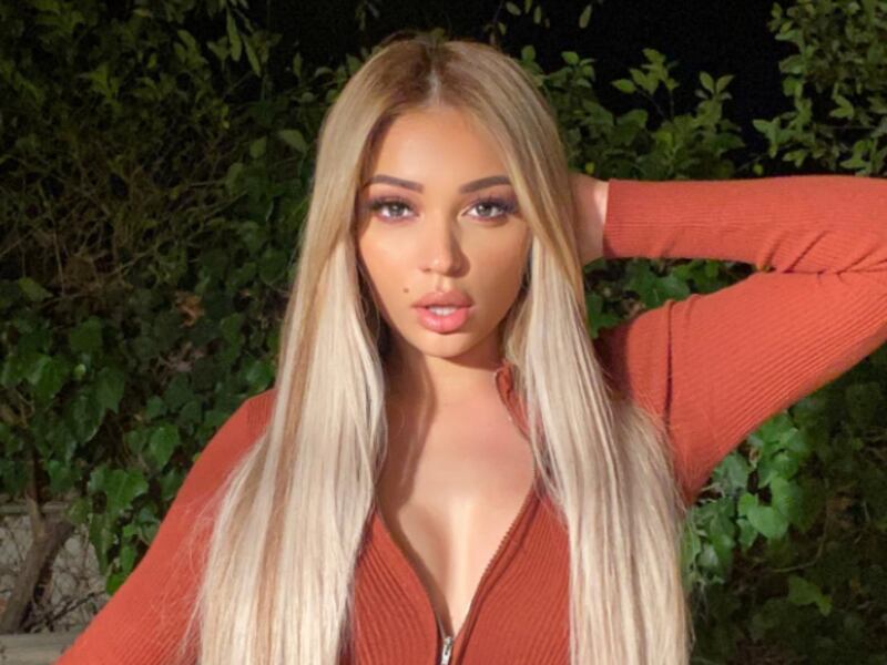 ¡Al estilo Celia Lora! Modelo guatemalteca deja al descubierto sus desbordantes atributos