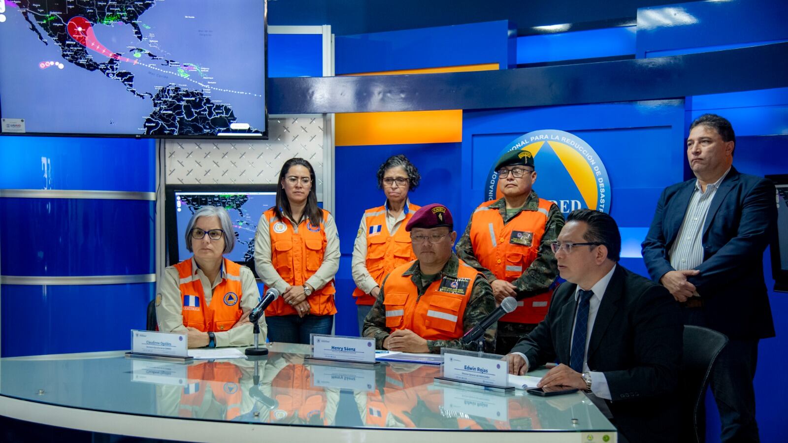 Autoridades de Conred, Insivumeh y Ministerio de la Defensas actualizaron detalles del paso del Huracán Beryl. Foto Conred