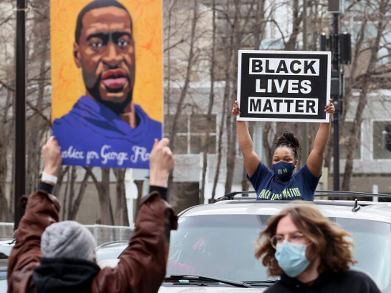 Expolicía Derek Chauvin es declarado culpable por el “asesinato” de George Floyd