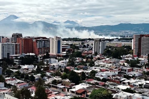 Incendio forestal en zona 12 visible desde varios puntos de la ciudad