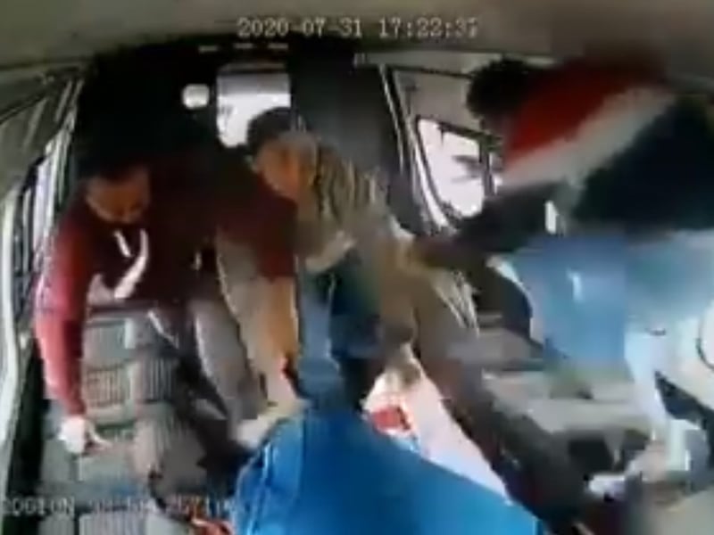 VIDEO. Ladrón intenta asaltar bus; pasajeros lo vapulean y lo desnudan en plena calle