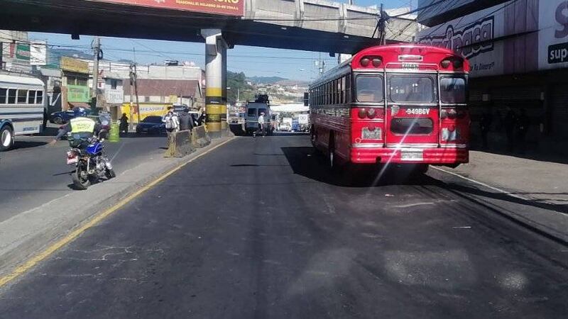 Hieren a piloto y ayudante en asalto a bus en la zona 19