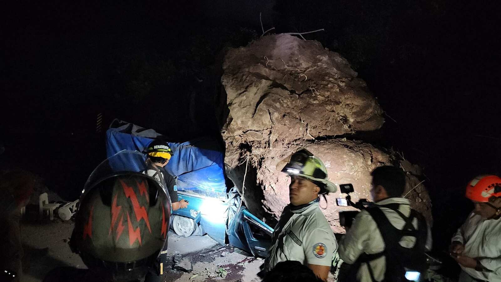 Una enorme piedra cayó sobre un picop en Santa María de Jesús. Foto: CBV