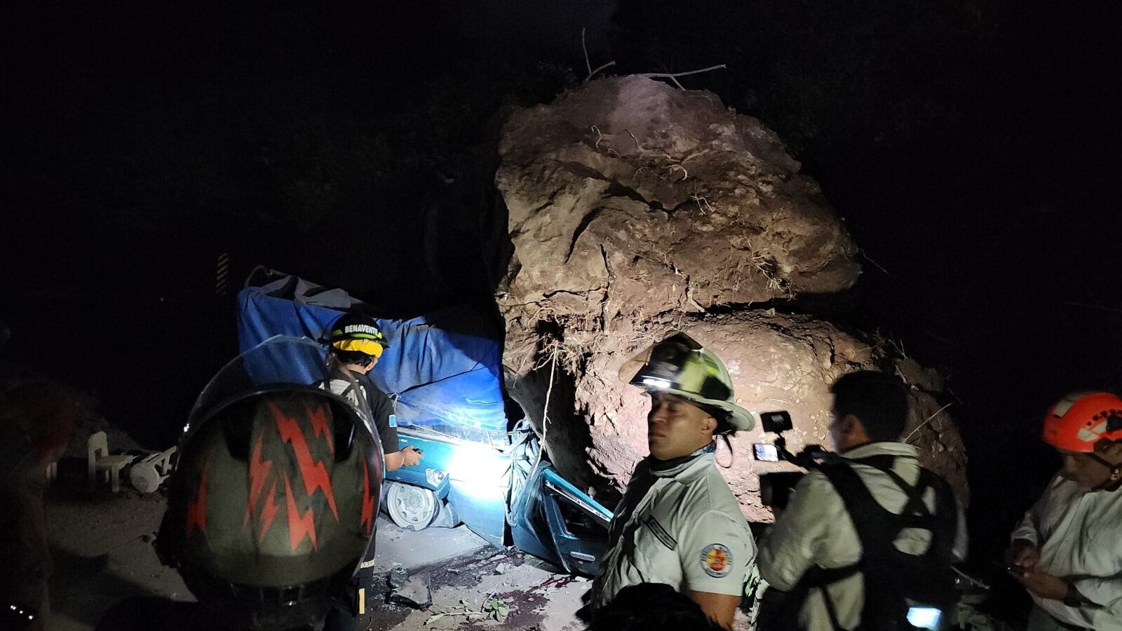 Una enorme piedra cayó sobre un picop en Santa María de Jesús. Foto: CBV
