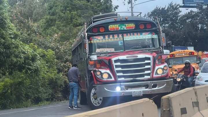 Piloto detiene bus en plena bajada de Villa Lobos para orinar, generando caos vial. Foto: RRSS