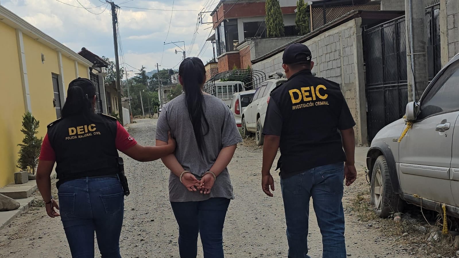Una mujer hondureña fue capturada en Huehuetenango junto a armamento localizado en un comercio.