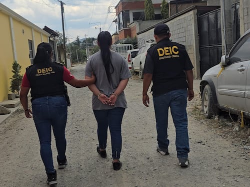 Capturan en Huehuetenango a hermana de hondureña con fusil y municiones