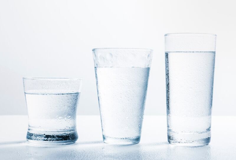 Toma por lo menos 2 litros al día