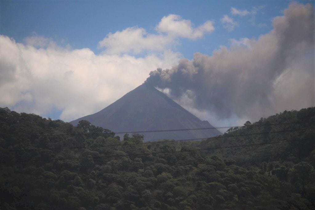 Impresionante arco crepuscular ilumina el Volcán de Pacaya en Guatemala