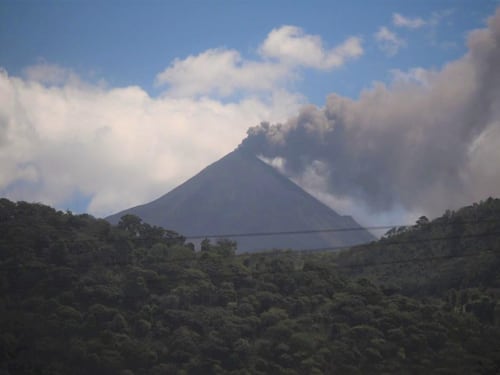 ¡Espectacular! Arco crepuscular se forma sobre el Volcán de Pacaya