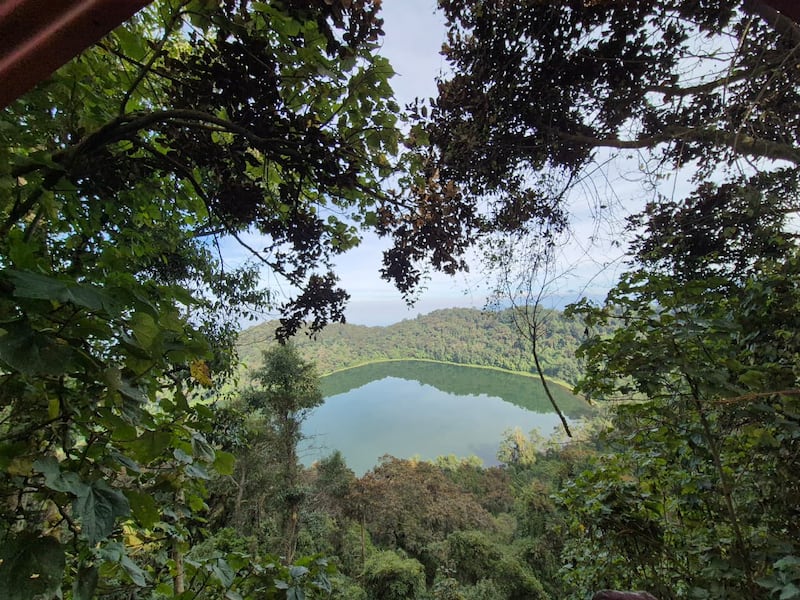 La Laguna Chicabal está ubicada en el cráter del volcán y tiene un gran valor cultural para las comunidades mayas locales.