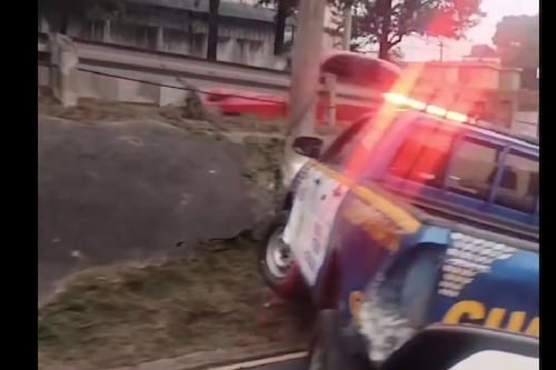 Patrulla de la PNC vuelca en Anillo Periférico tras colisión durante operativo contra taxi pirata