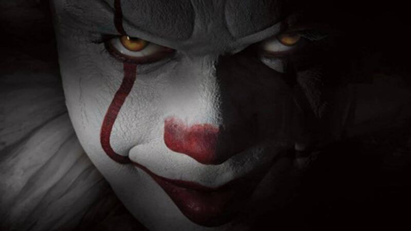 El actor de “IT” hace su macabra sonrisa sin maquillaje y es “más terrorífico”