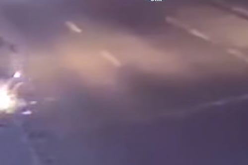 VIDEO. Momento en que motoristas se salen de la pista y se accidentan en la ruta al Pacífico