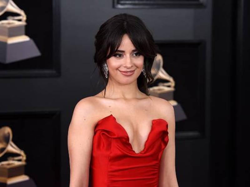 Camila Cabello muestra sin censura su figura en mojando vestido blanco