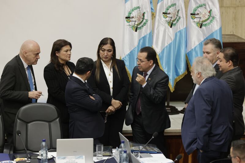 Claudia Paredes preside la sesión.