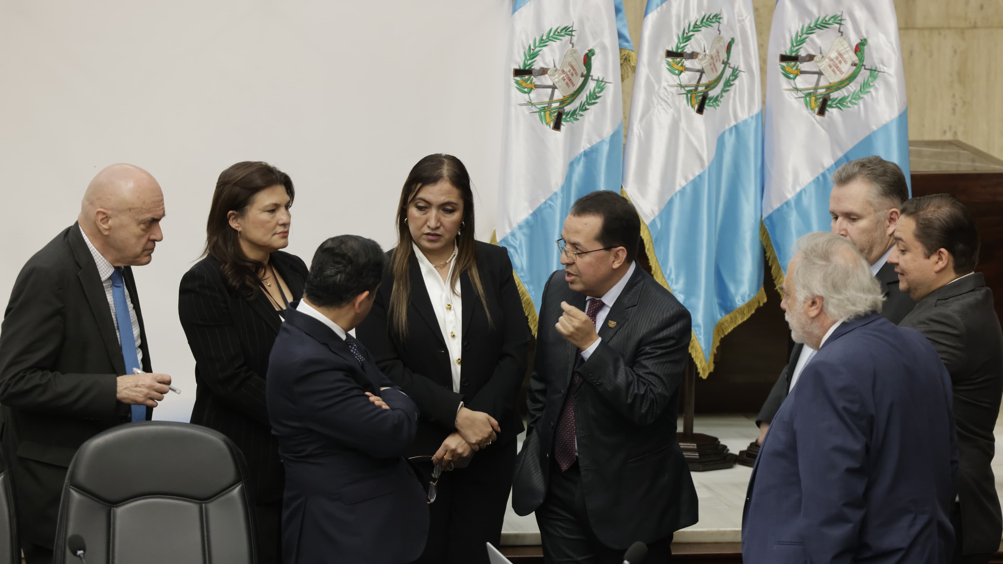 Claudia Paredes preside la sesión.
