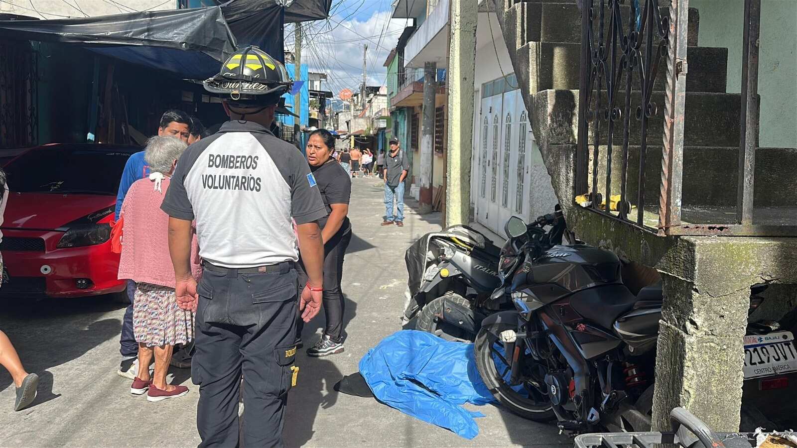 La víctima quedó cerca de unas motocicletas que estaban en el sector. Foto: CBV