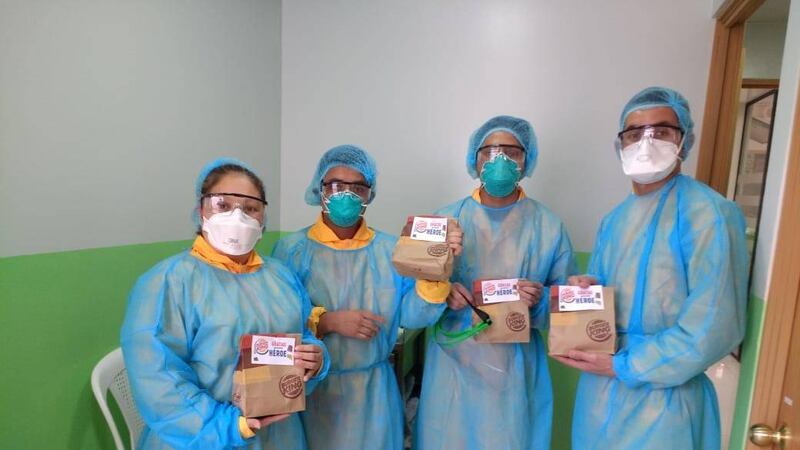 Burger King reparte comida a personal sanitario del Hospital Roosevelt