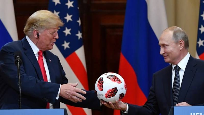 VIDEO. Putin le regala una pelota del Mundial a Trump en plena rueda de prensa