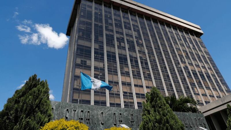 En medio de crisis, Guatemala desciende en calificación de riesgo