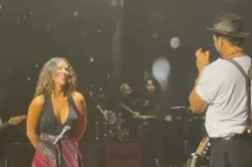 Adria Arjona deslumbra con prenda de tejidos típicos guatemaltecos durante el concierto de su padre Ricardo Arjona