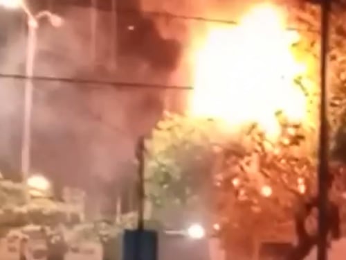VIDEO | Se registra incendio en casa improvisada en un árbol de persona sin techo